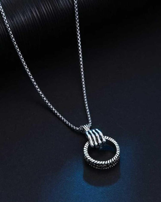 Elegant Ring-Shaped Pendant Necklace