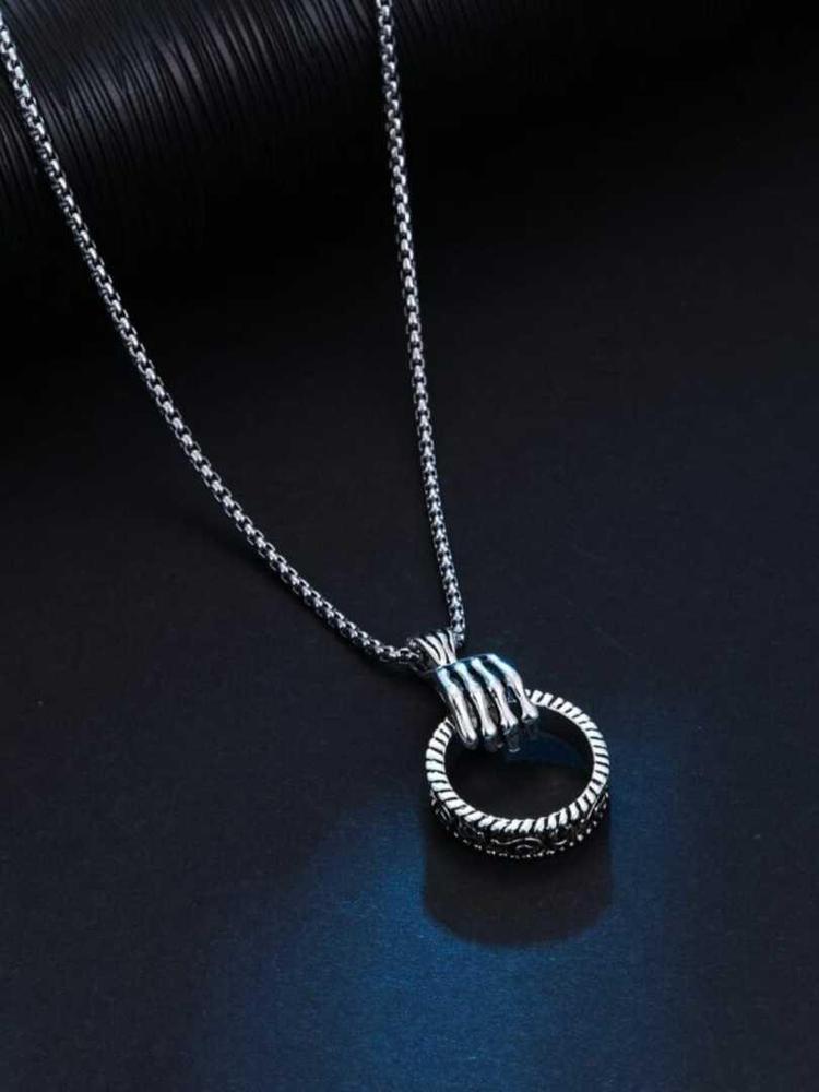 Elegant Ring-Shaped Pendant Necklace